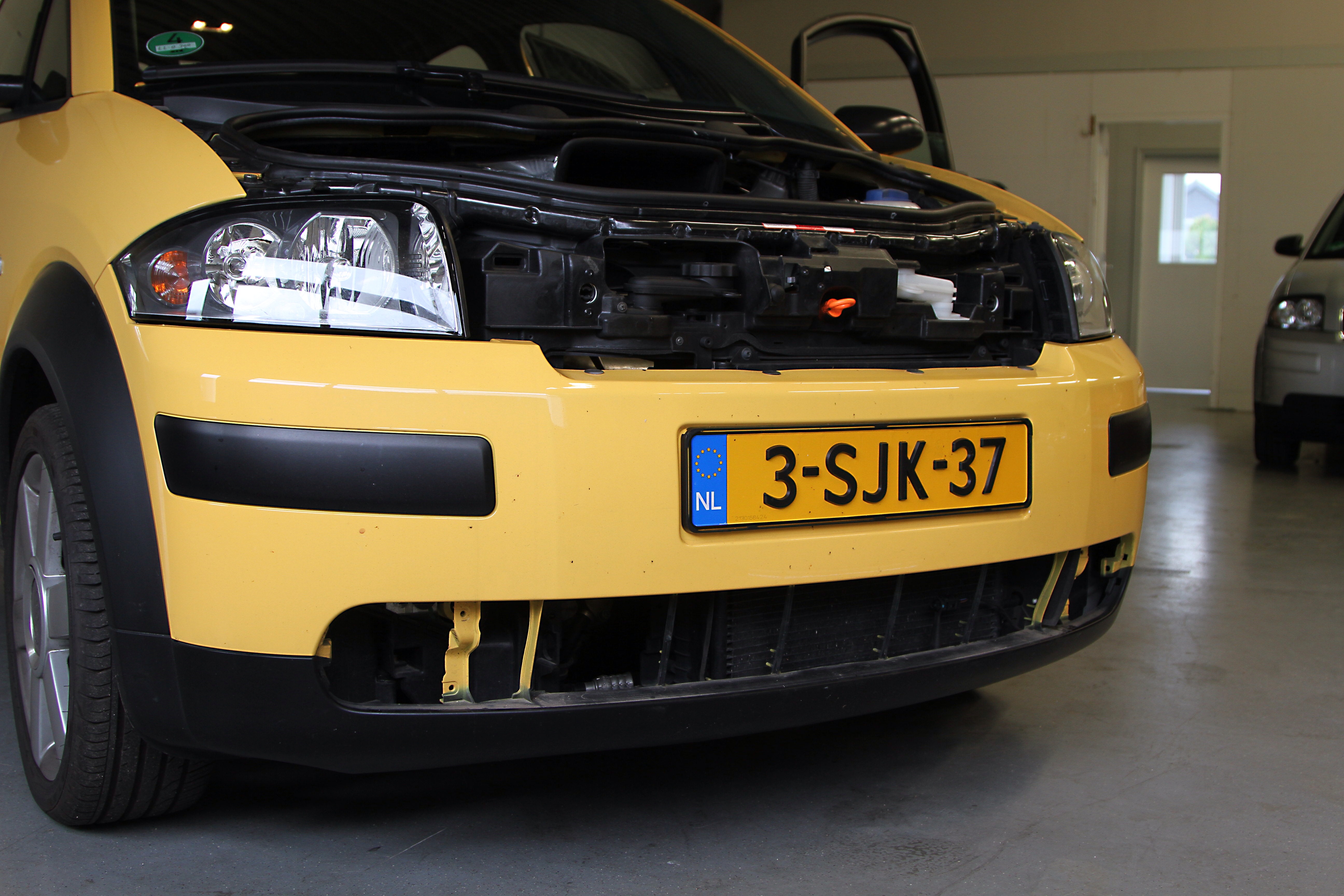 2. Demontage motorkap, grille en koplamp.jpg