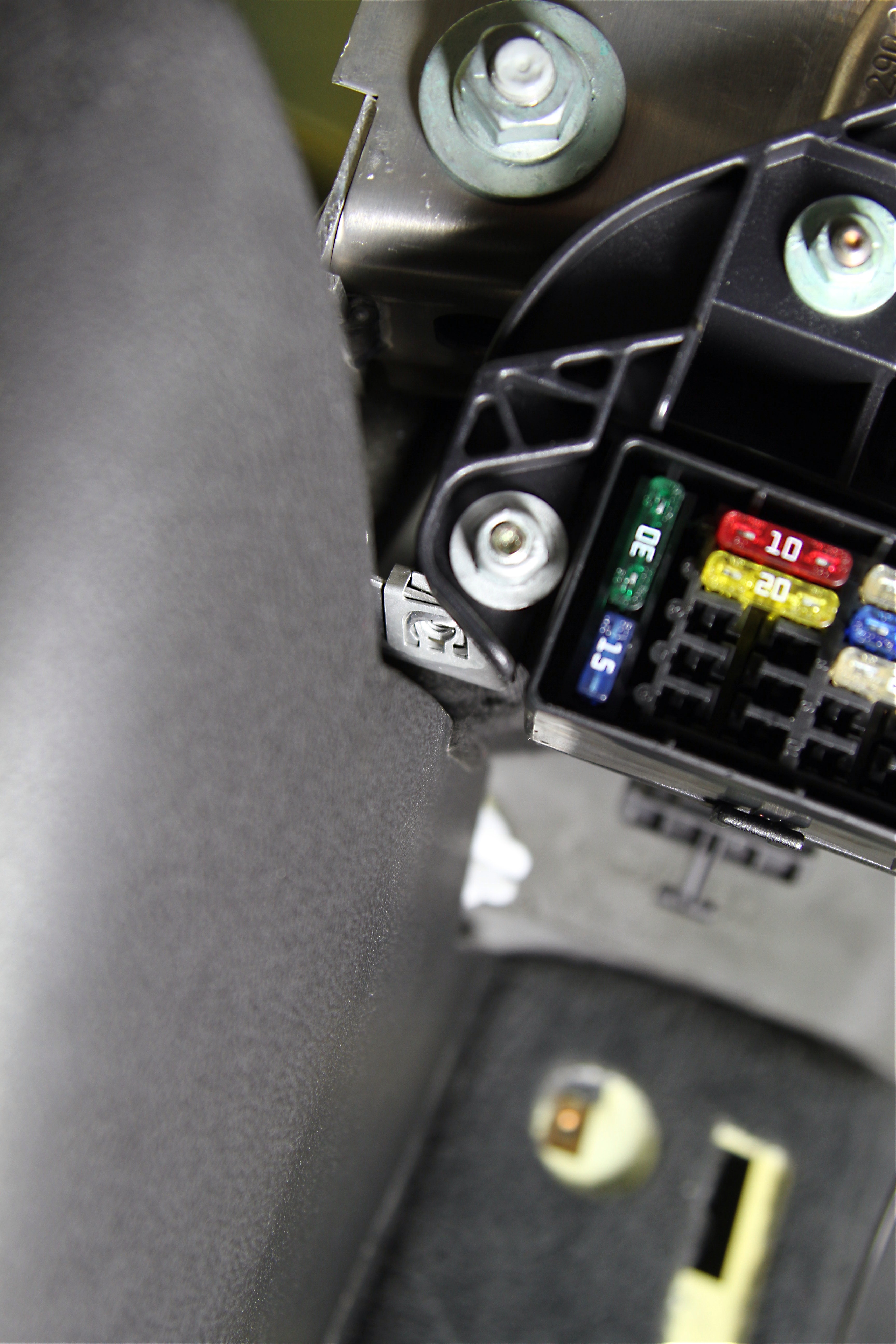 3. Schroef dashboard links.jpg