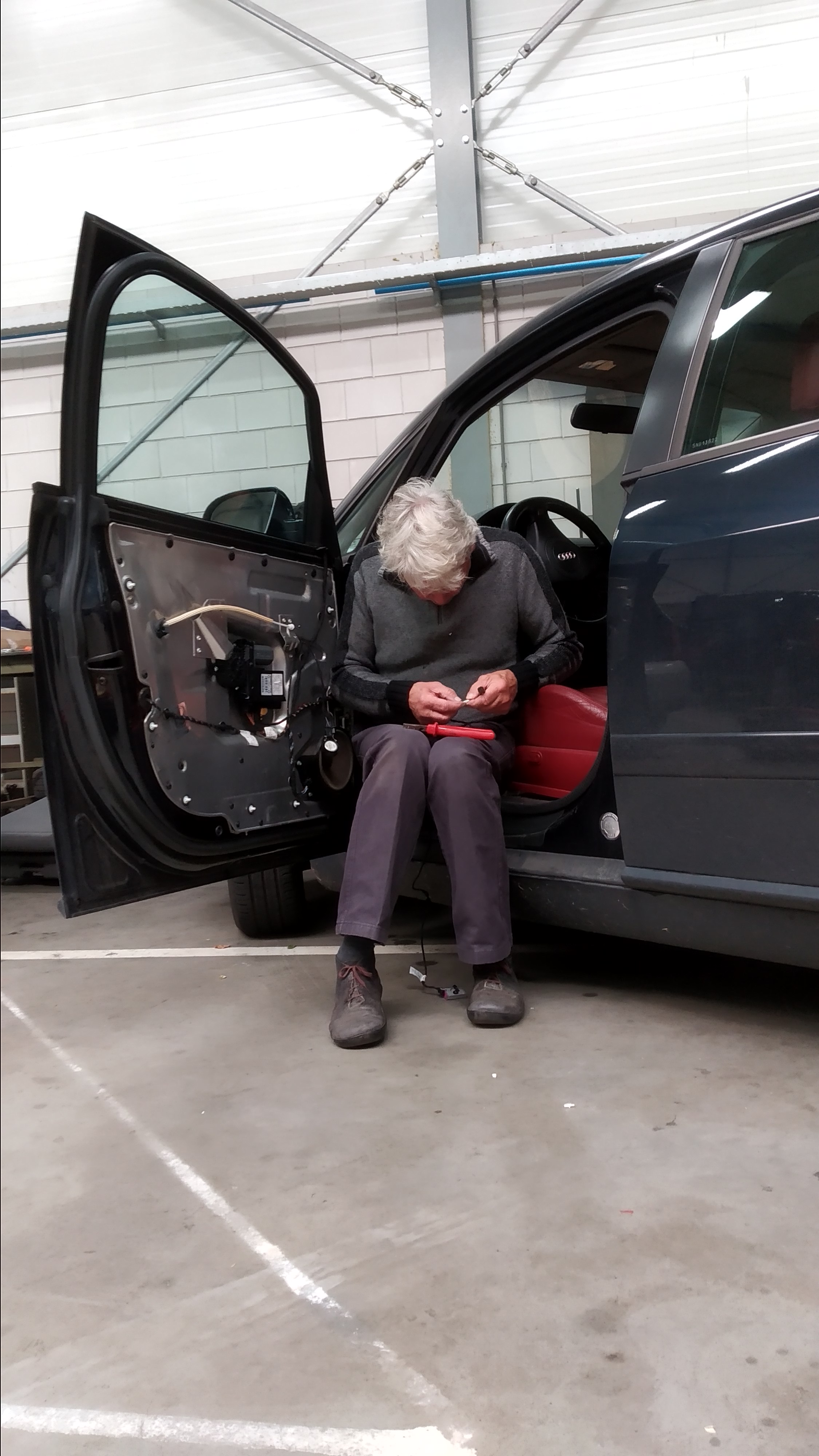 Singer druk bezig raambediening upgrade..jpg