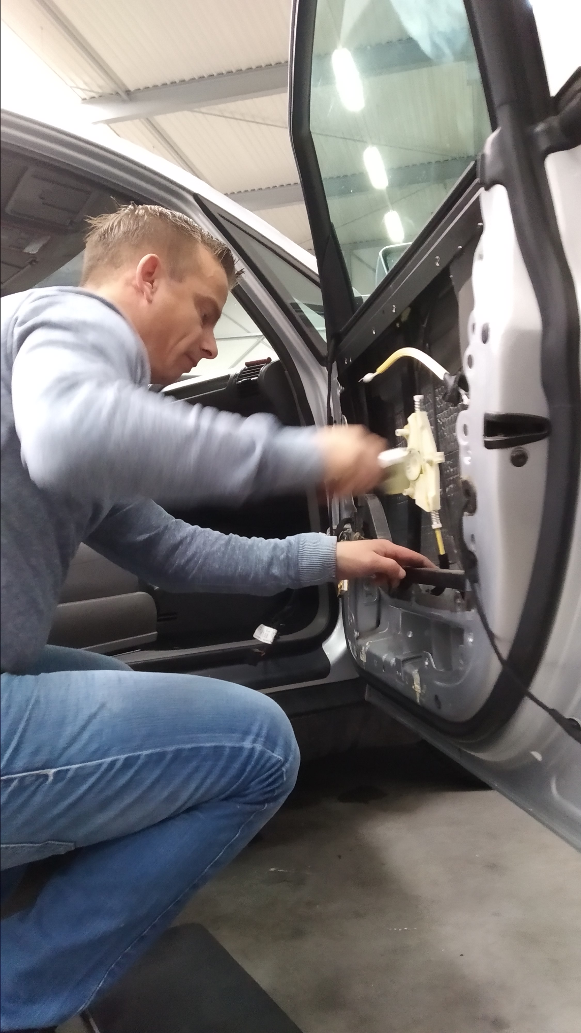 Trebbor77 bezig met geluids isolatie..jpg