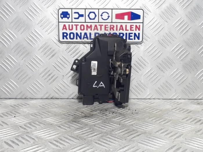 Deurslot Mechaniek 4Deurs links-achter van een Audi A2 01.jpg