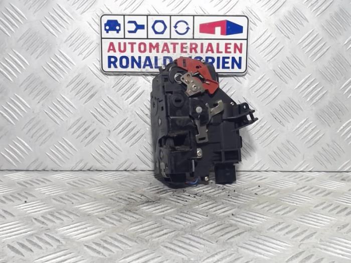 Deurslot Mechaniek 4Deurs links-achter van een Audi A2 02.jpg